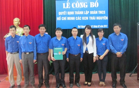 Đ/c Hà Thị Bích Hồng – Phó Bí thư Tỉnh Đoàn trao quyết định thành lập Đoàn Thanh niên Các Khu công nghiệp Thái Nguyên